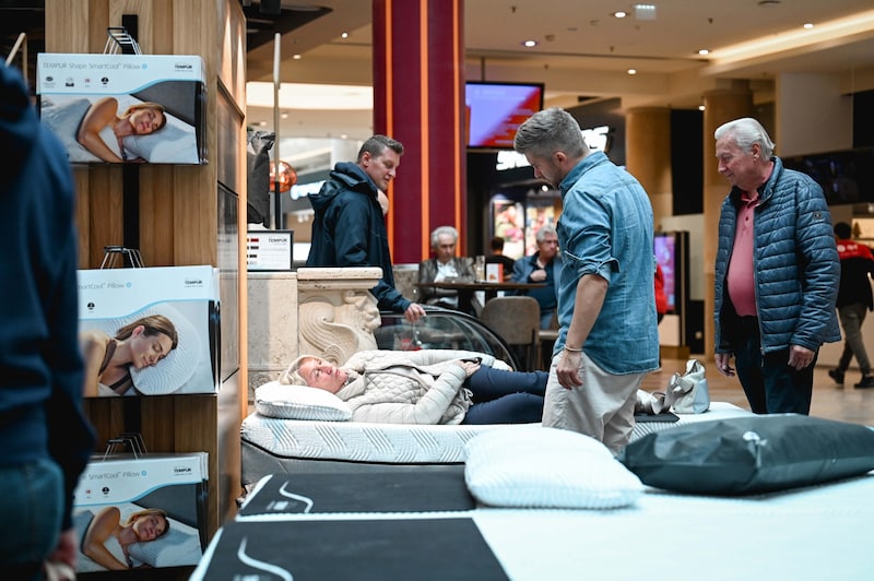 Renate Gatterbauer fühlte sich beim Aussteller Tempur Schlafsysteme gleich richtig wohl. (Bild: Markus Wenzel)