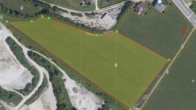 The excavated gravel pit is to be extended on the field marked in light green. (Bild: zVg)