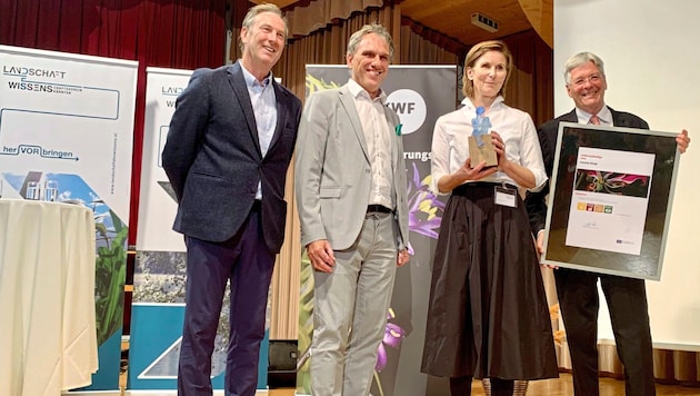 Landschafts-Organisator Horst Peter Groß vom Wissenschaftsverein Kärnten, KWF-Chef Roland Waldner, Siegerin Elisabeth Goerner und Landeshauptmann Peter Kaiser am Weißensee. (Bild: Wassermann Kerstin)