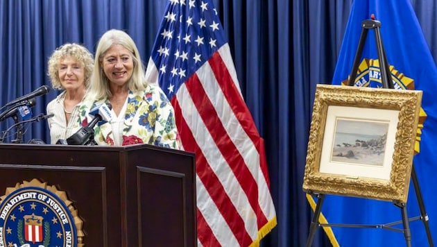 Helen Lowe and Françoise Parlagi, the granddaughters of the rightful owner, were relieved to receive the Monet. (Bild: AP ( via APA) Austria Presse Agentur/AP)