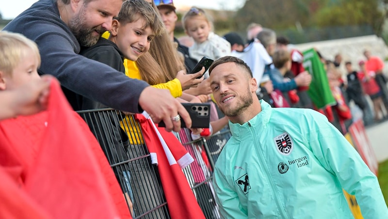 Marko Arnautovic always makes time for children. (Bild: GEPA pictures)