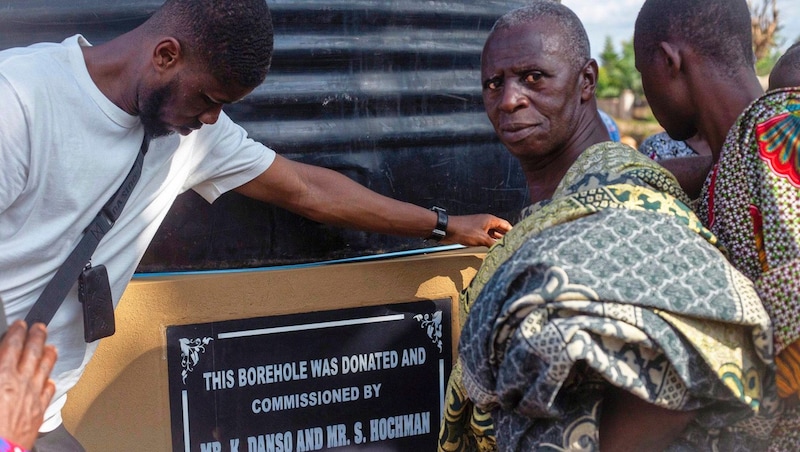 Danso opened a well in Ghana and also organizes charity tournaments. (Bild: zVg)