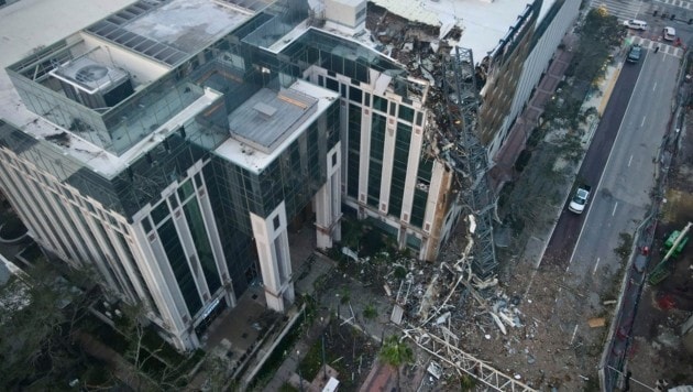 In Tampa, a construction crane was pushed into the editorial building of the Tampa Bay Times. (Bild: AP/Tampa Bay Times)