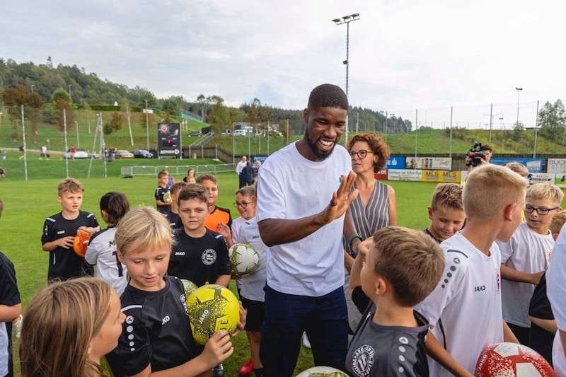 Kevin Danso arbeitet sehr gerne mit Kindern. (Bild: Zur Verfügung gestellt)