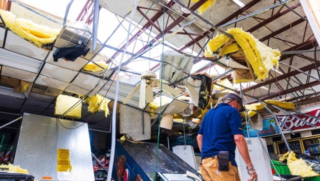 Huge holes gape in roofs. (Bild: Getty Images/Saul Martinez)