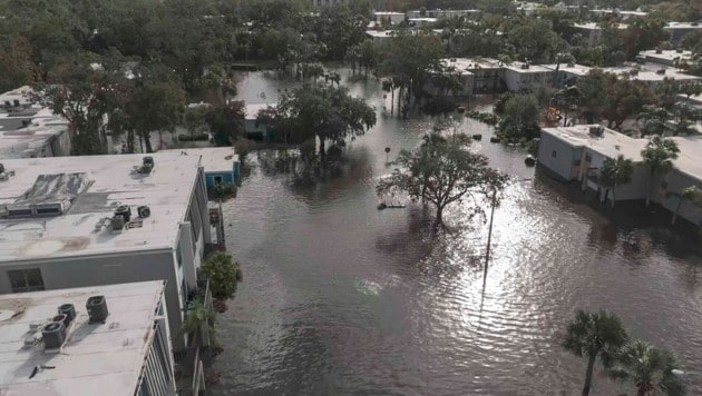 Entire areas are under water. (Bild: AP/Mike Stewart)