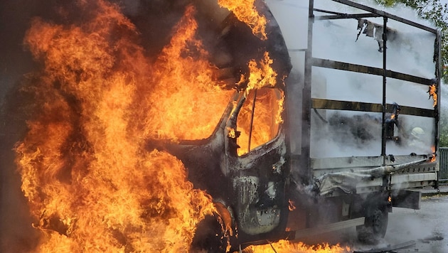 Der Lkw brannte vollständig aus. (Bild: FFLaakirchen)