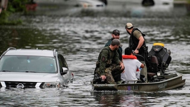 Rettungskräfte sind im Dauereinsatz und suchen nach Überlebenden. (Bild: AP/Mike Stewart)