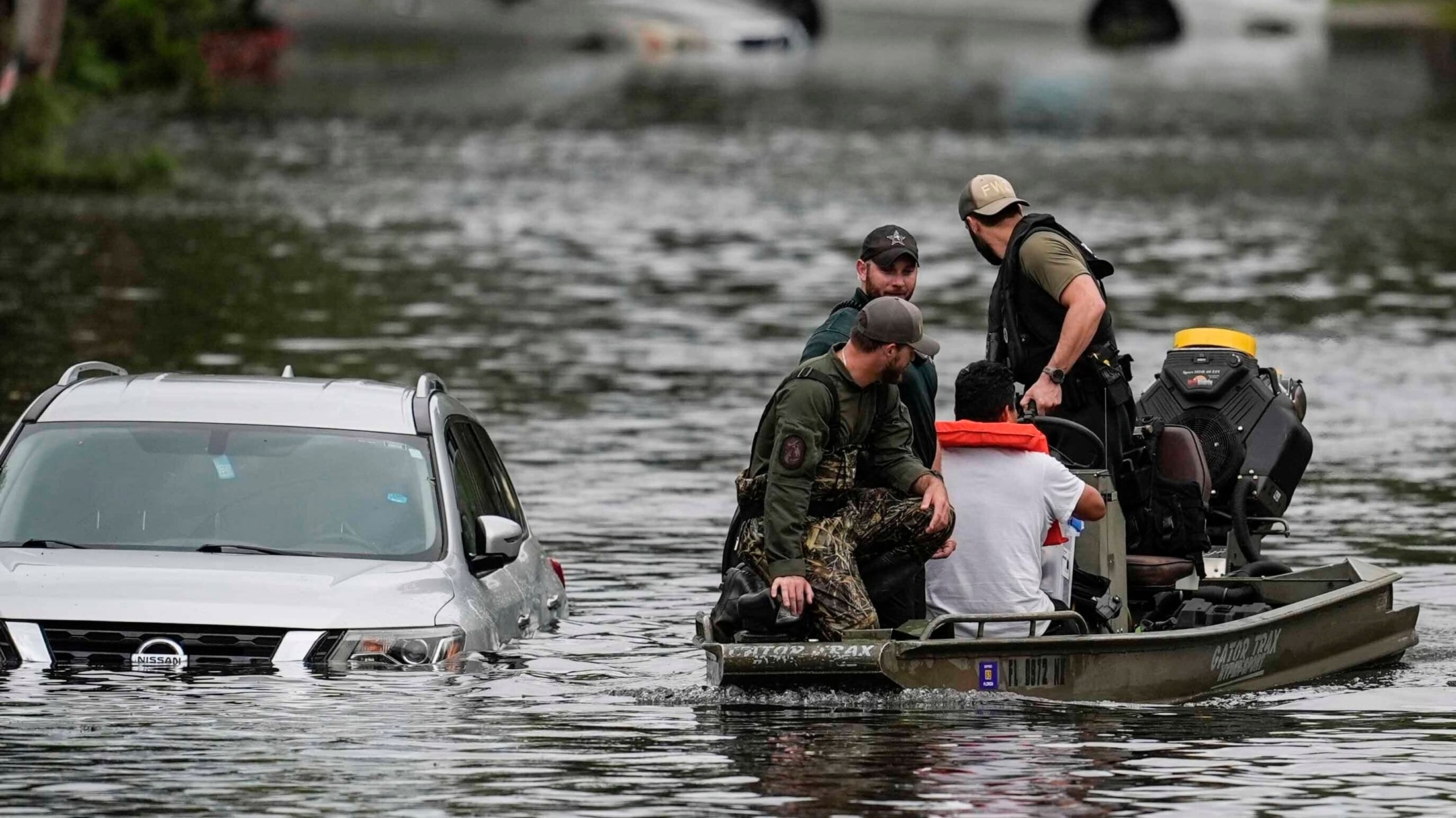 Rettungskräfte sind im Dauereinsatz und suchen nach Überlebenden. (Bild: Mike Stewart)