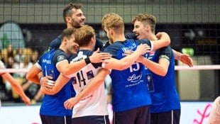 Die Hypo-Volleyballer jubelten in Zagreb über den Aufstieg in die dritte Quali-Runde. (Bild: GEPA/GEPA pictures)