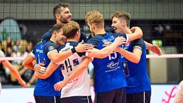 The Hypo volleyball players celebrated advancing to the third qualifying round in Zagreb. (Bild: GEPA/GEPA pictures)