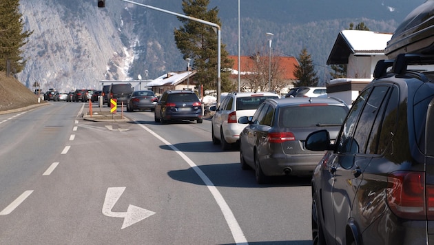 Weekly traffic jams in Nassereith - an untenable situation for the Transit Forum and the local population. (Bild: Daum Hubert, Krone KREATIV)