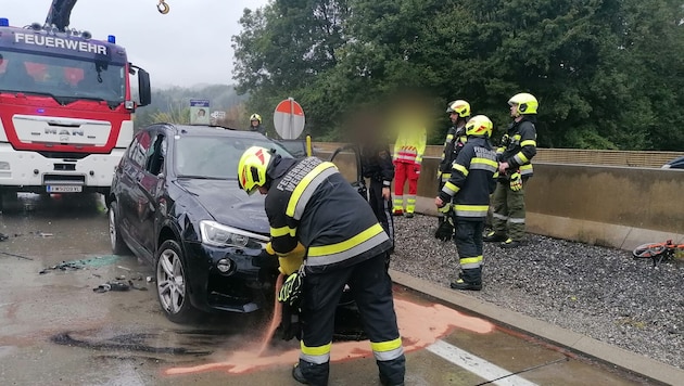 Engine oil that leaked after the accident near Velden had to be cleaned up by the Wernberg fire brigade. The Velden fire brigade was also deployed. (Bild: FF Wernberg)