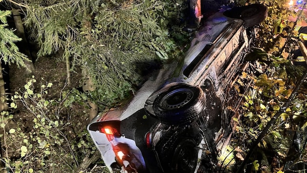 The car crashed into a creek bed. (Bild: FF Neuhofen im Innkreis)