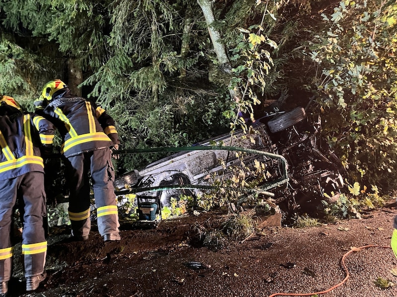 Florianis recovered the car. (Bild: FF Neuhofen im Innkreis)