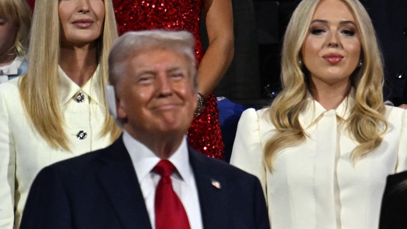 Donald Trump made his daughter Tiffany's pregnancy public during a campaign speech. (Bild: APA/AFP/Jim WATSON)