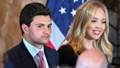 Tiffany Trump ist schwanger. Das enthüllte Papa Donald Trump ausgerechnet bei einer Wahlkampfveranstaltung. (Bild: APA/AFP/CHANDAN KHANNA)