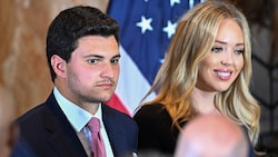 Tiffany Trump ist schwanger. Das enthüllte Papa Donald Trump ausgerechnet bei einer Wahlkampfveranstaltung. (Bild: APA/AFP/CHANDAN KHANNA)