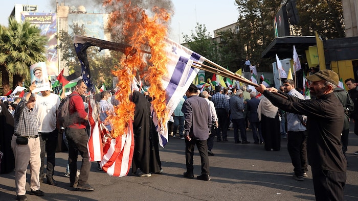 Iraner beim Verbrennen von Flaggen der beiden „Erzfeinde“ USA und Israel