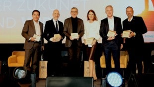 Von links: Rainer Nowak, Martin Kocher, Josef Herk, Henrietta Egerth, Gerhard Valeskini und Ralf-Wolfgang Lothert beim Powerpanel zum richtigen Mindset. (Bild: GEPA pictures, Krone KREATIV)