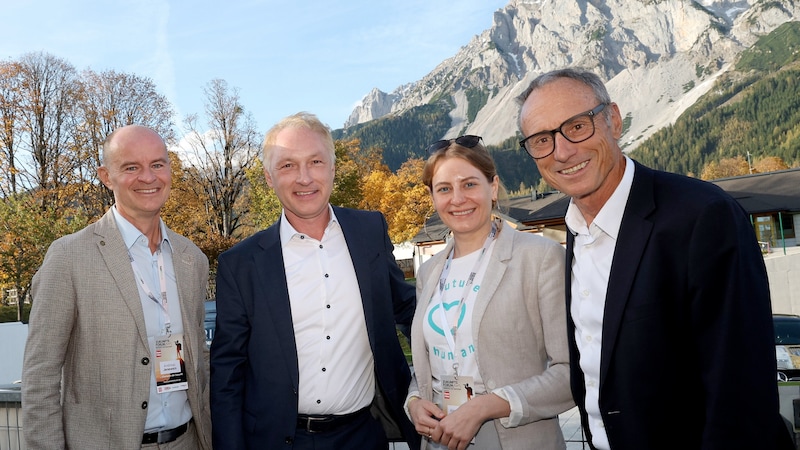 Andreas Jenewein, Gerhard Valeskini, Alexandra Halouska und Veranstalter Anton Schutti vor der traumhaften Zukunftsforum-Kulisse in Ramsau. (Bild: GEPA pictures)