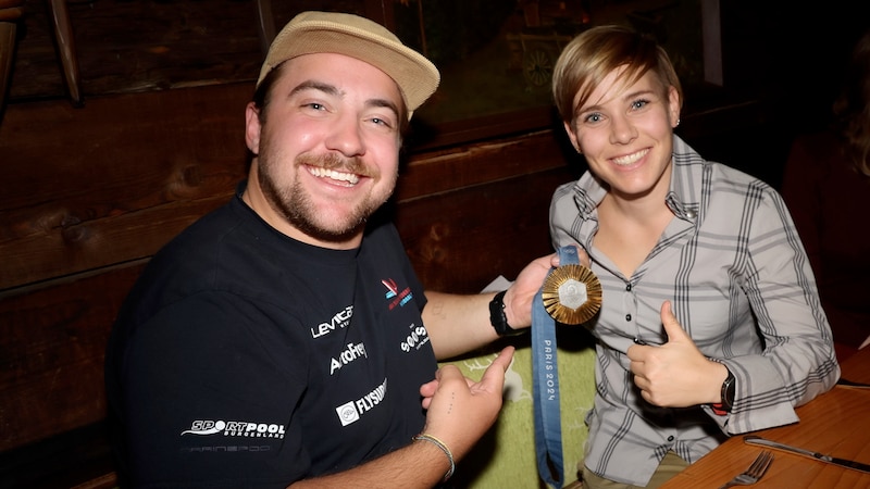 How do you become a champion? This question was answered at the "Krone" Future Forum in Ramsau by kitesurfer Valentin Bontus, who won gold at the Olympics. He proudly presented his medal to ex-ski racer Nici Schmidhofer, who also won gold. (Bild: GEPA pictures)