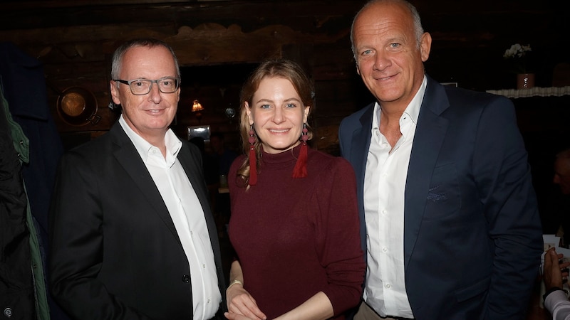 Der Geschäftsführende „Krone“-Chefredakteur und Chefredakteur der „Steirerkrone“ Klaus Herrmann und OÖ-„Krone“ Chefredakteurin Alexandra Halouska mit Sportmanager Herwig Straka (Bild: GEPA pictures)