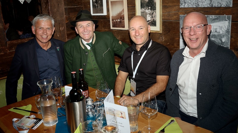 The mayor of Ramsau, Ernst Fischbacher (2nd from left), also came to visit. (Bild: GEPA pictures)