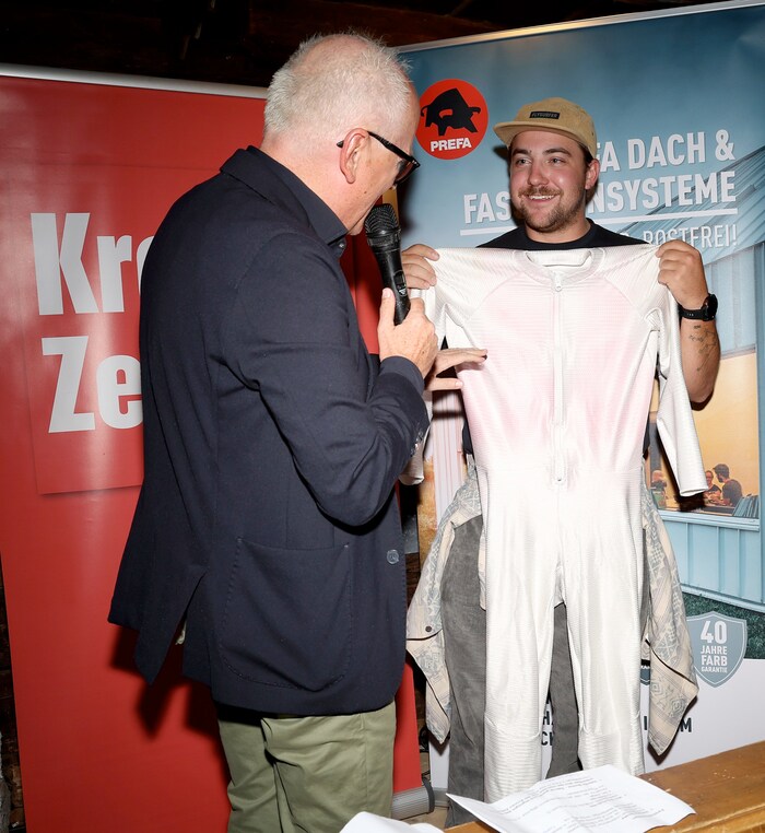 Moderator Andy Marek inspiziert Bontus’ Olympia-Anzug.