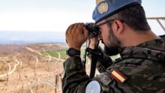 Ein spanischer UNO-Soldat beobachtet die Grenze zwischen Israel und dem Libanon. (Bild: APA/AFP/ANWAR AMRO)