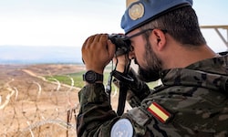 Ein spanischer UNO-Soldat beobachtet die Grenze zwischen Israel und dem Libanon.