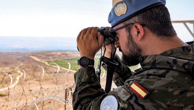 Ein spanischer UNO-Soldat beobachtet die Grenze zwischen Israel und dem Libanon. (Bild: APA/AFP/ANWAR AMRO)