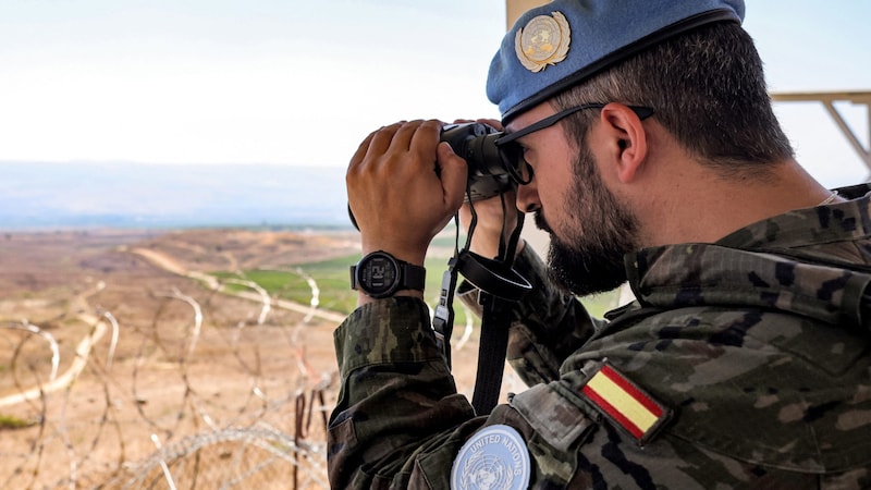 Ein UNIFIL-Soldat beobachtet die libanesisch-israelische Grenze. (Bild: APA/AFP/ANWAR AMRO)