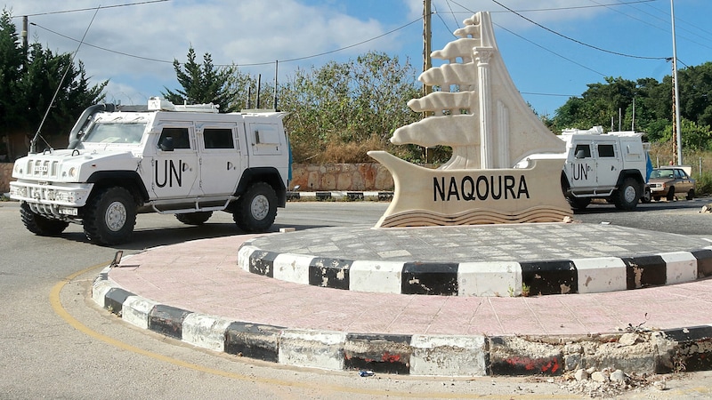 Gepanzerte UNO-Fahrzeuge vor dem UNIFIL-Hauptquartier in Naqoura (Bild: APA/AFP)