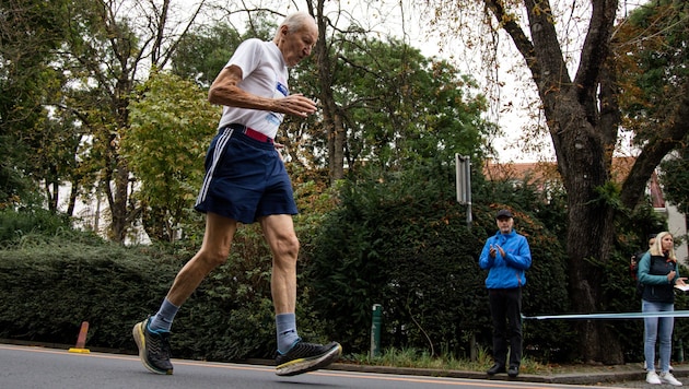 At the start of the Graz Marathon: 92-year-old Julius Holzner (Bild: GEPA/GEPA pictures)