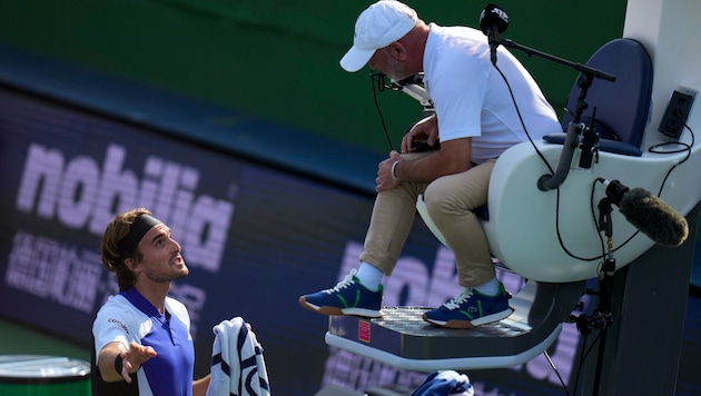 Stefanos Tsitsipas (links) geriet mit Stuhlschiedsrichter Fergus Murphy (rechts) aneinander.  (Bild: AP ( via APA) Austria Presse Agentur/ASSOCIATED PRESS)