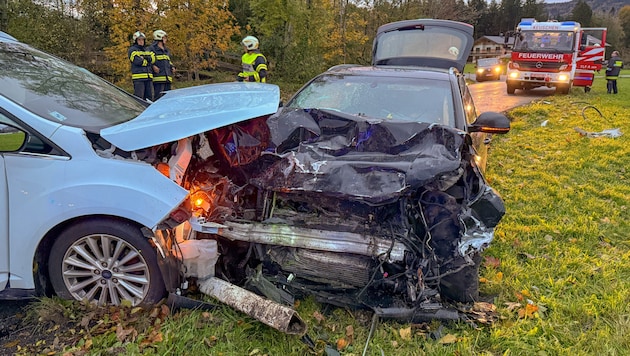 Die beiden Autos prallten frontal aufeinander (Bild: C. Stoxreiter)