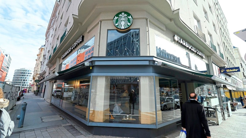 Zu der Festnahme soll es bei dem Starbucks nahe der U-Bahnstation Landstraße gekommen sein.  (Bild: Holl Reinhard)