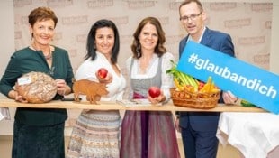 Hofheldin Karin Absenger (Urproduktion, 2. v. li.) und ihre Kollegin Michaela Stangl (Diversifizierung/Innovation, 2. v. re.) (Bild: LK Steiermark/Foto Fischer)