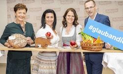 Hofheldin Karin Absenger (Urproduktion, 2. v. li.) und ihre Kollegin Michaela Stangl ...