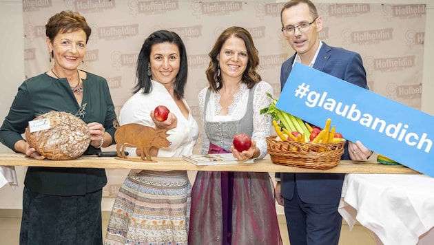 Farm heroine Karin Absenger (primary production, 2nd from left) and her colleague Michaela Stangl (diversification/innovation, 2nd from right) (Bild: LK Steiermark/Foto Fischer)