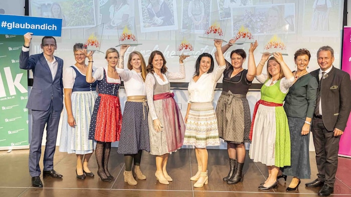 Alle Hofheldinnen 2024, flankiert von Oliver Kröpfl (Steiermärkische Sparkasse, li.) sowie Maria ...