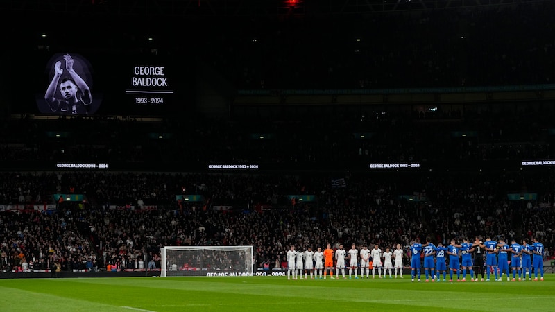 Schweigeminute für George Baldock in London (Bild: AP)