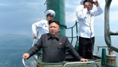 Archivbild: Kim Jong Un mit nordkoranischen U-Boot-Fahrern. Der Diktator will die zu großen Teilen aus Sowjetzeiten stammende Flotte modernisieren. (Bild: AFP)