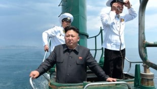 Archivbild: Kim Jong Un mit nordkoranischen U-Boot-Fahrern. Der Diktator will die zu großen Teilen aus Sowjetzeiten stammende Flotte modernisieren. (Bild: AFP)