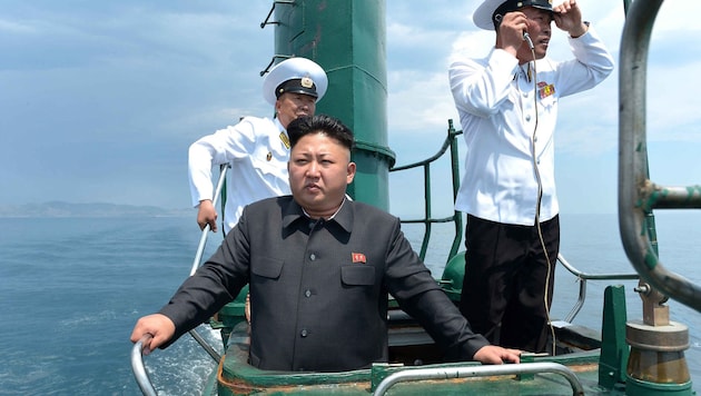 Archivbild: Kim Jong Un mit nordkoranischen U-Boot-Fahrern. Der Diktator will die zu großen Teilen aus Sowjetzeiten stammende Flotte modernisieren. (Bild: AFP)