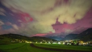 Die vergangene Nacht hindurch sorgte ein Sonnensturm für Polarlichter am Himmel. (Bild: Leserreporter)