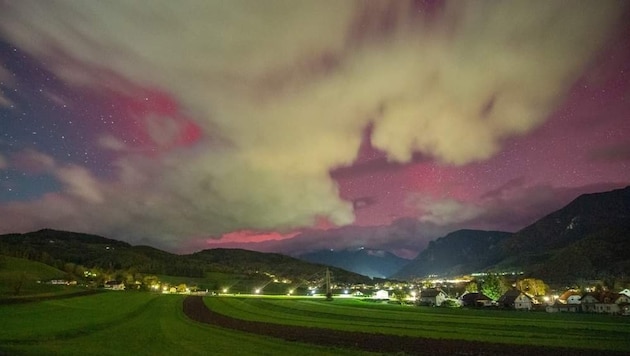 Die vergangene Nacht hindurch sorgte ein Sonnensturm für Polarlichter am Himmel. (Bild: Leserreporter)