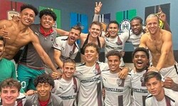 Windbichler (re., ohne Trikot) nach einem Sieg mit San Antonio.