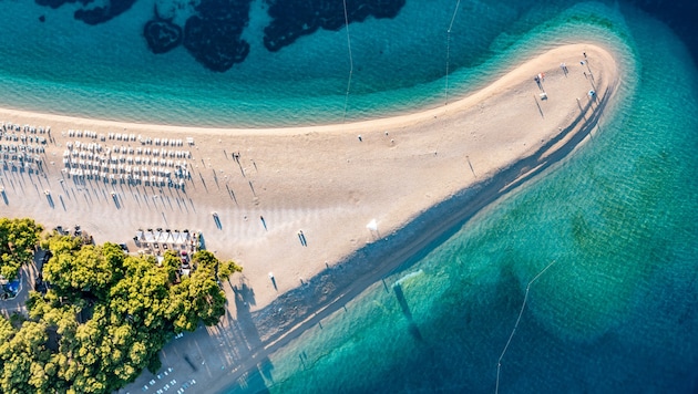 Zlatni Rat: The beach on the Croatian island of Brač has a prominent peak that protrudes into the sea. It has since disappeared. (Bild: stock.adobe.com)